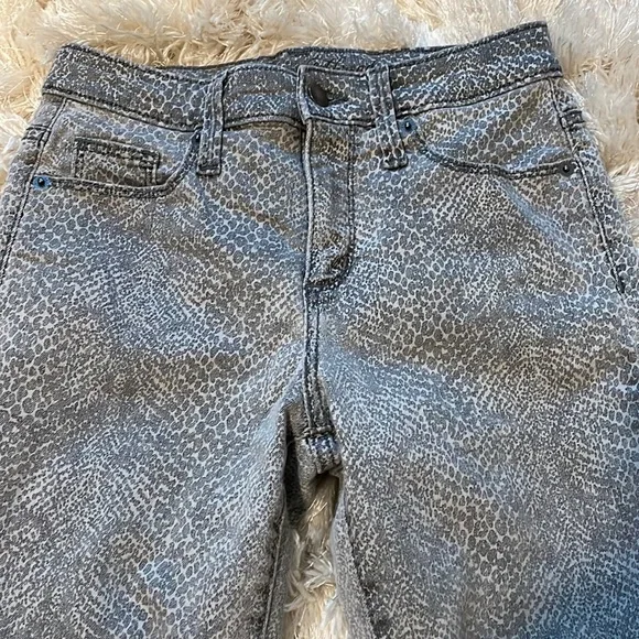 Universal Thread Gray Snakeskin Print Jegging Size 25R - Picture 2 of 4